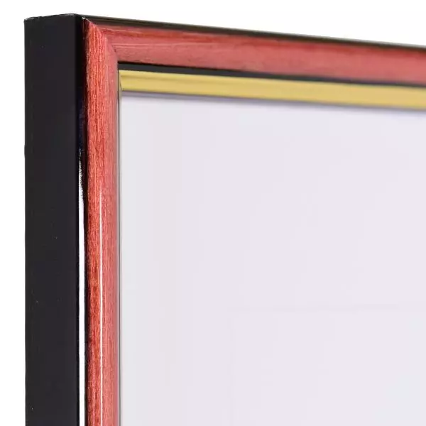 Ansicht der Ecke eines roten Bilderrahmens mit innenliegender Goldkante