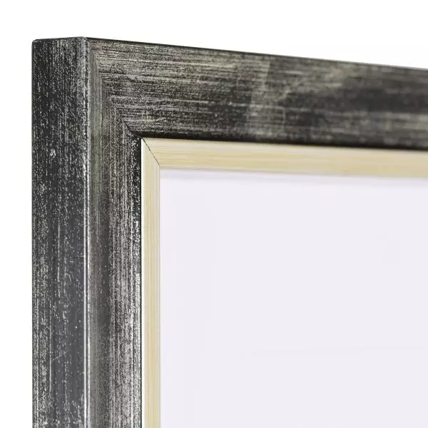 Ansicht der Ecke eines platinfarbenen Bilderahmens classic mit farblich angesetzter Innenkante und metallischen Look